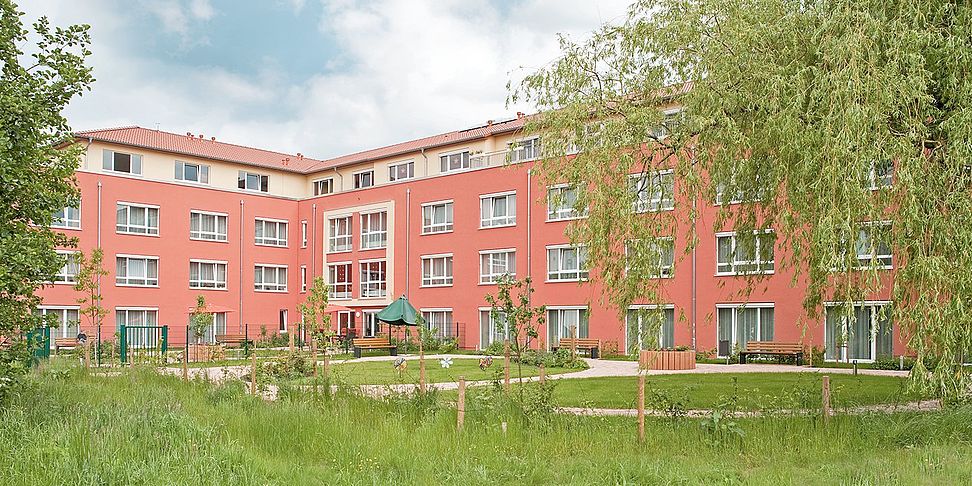 Der Garten im betreuten Wohnen vom Pflegeheim Aurich lädt zum Spazieren ein