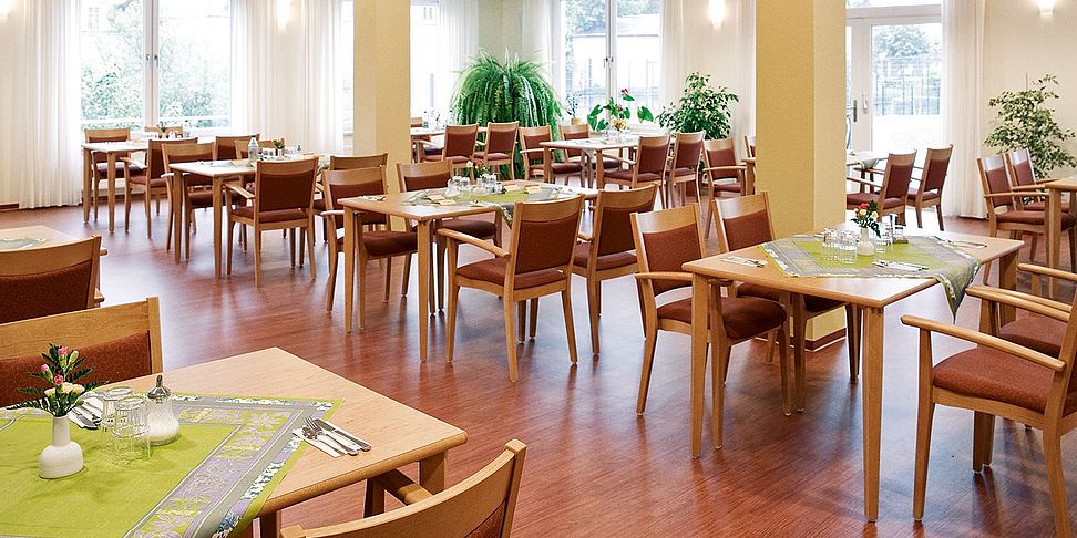 Das einladende und stilvolle Restaurant im Pflegeheim Schneeberg