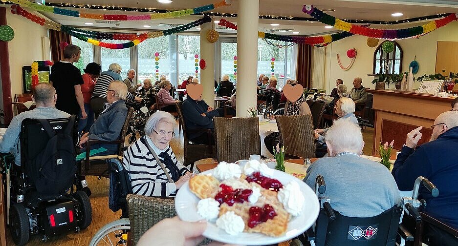 Bewohner beim Kaffeeklatsch mit Waffeln