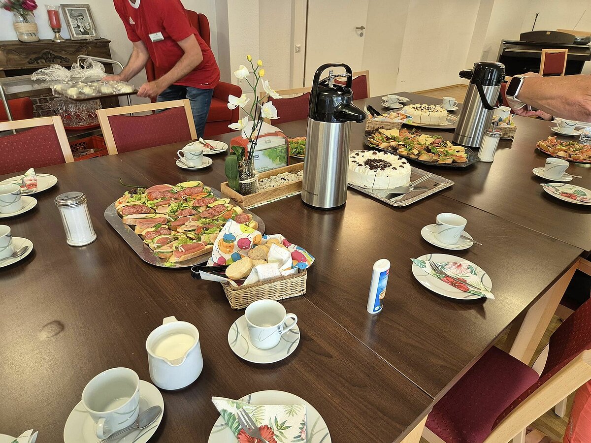 Geburtstagskaffee mit vielen Leckereien