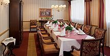 Ein festlicher Veranstaltungsraum im Seniorenheim Wiesbaden