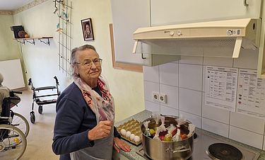 Eine Bewohnerin gibt sich beim Eierfärben mächtig Mühe. 