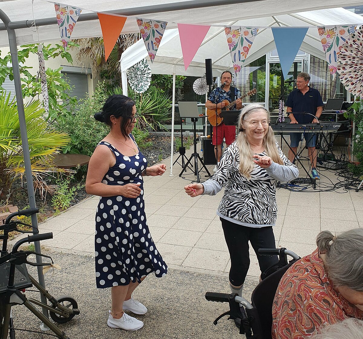 Sommerfest Bewohner Betreung tanzt