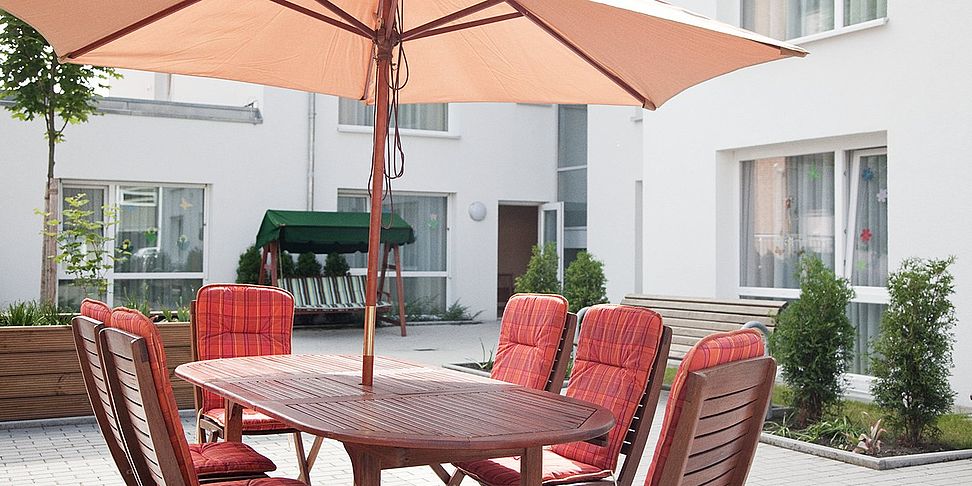 Auf der schoenen Terrasse im betreutes_Wohnen Seelze kann man es sich gut gehen lassen.