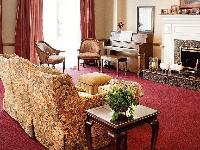 Das luxurioese Kaminzimmer im Seniorenheim Oberursel