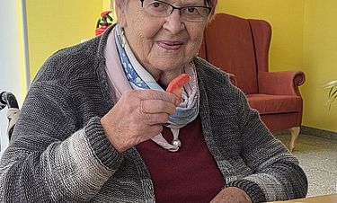 Bewohnerin Irene Schiecke lässt sich einen der leckeren Äpfel schmecken 