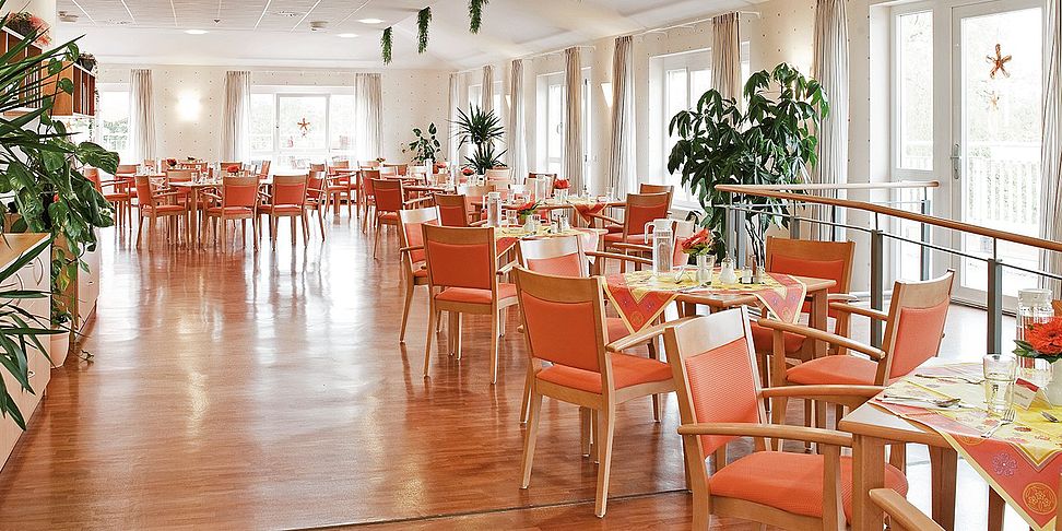 Das einladende und stilvolle Restaurant im Pflegeheim Aurich