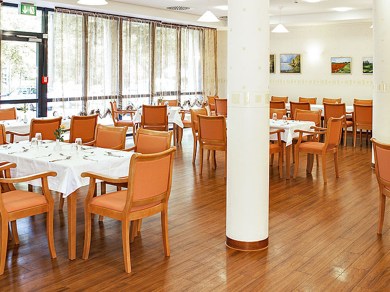 Das einladende und stilvolle Restaurant im Pflegeheim Potsdam
