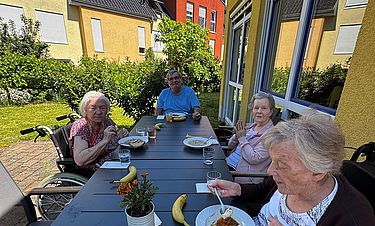 An der frischen Luft und im Grünen schmeckt es einfach besser. Die Senioren im Kursana Domizil haben spontan entschieden, draußen zu essen.

