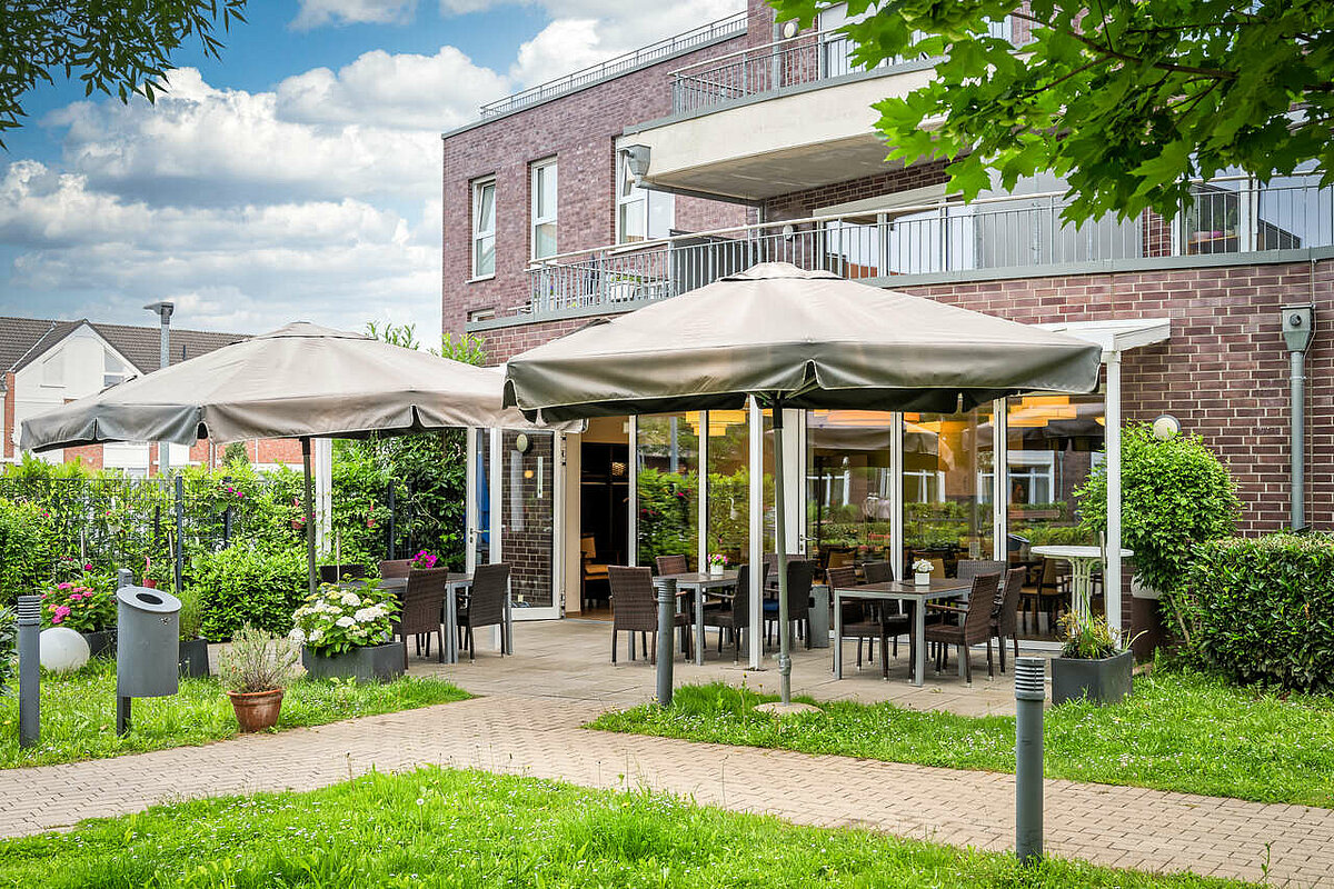 Terrasse mit Sonnenschirmen im Seniorenzentrum Lindencarré 