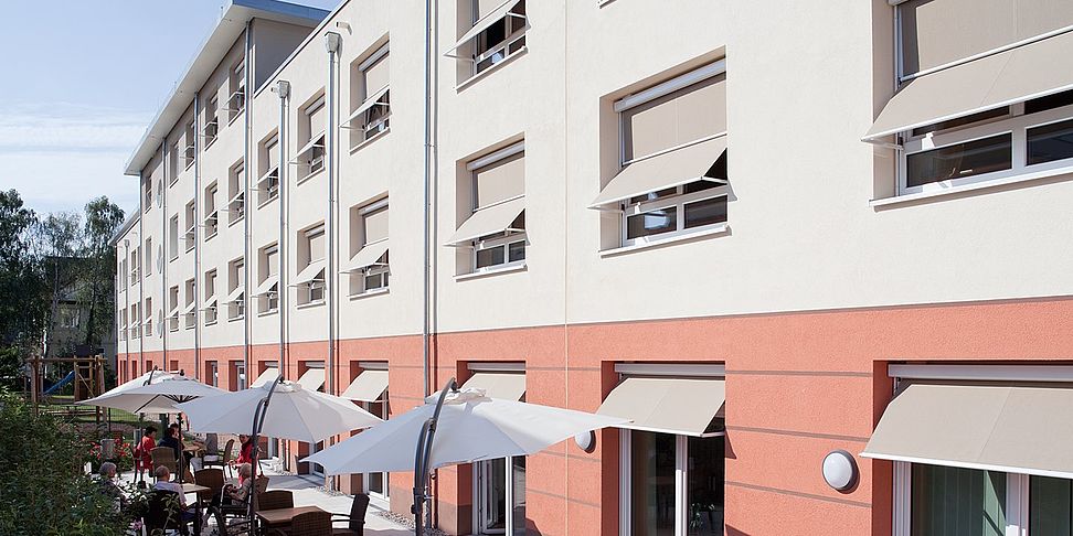 Frische Luft schnappen auf der Terrasse im Pflegeheim Dreieich