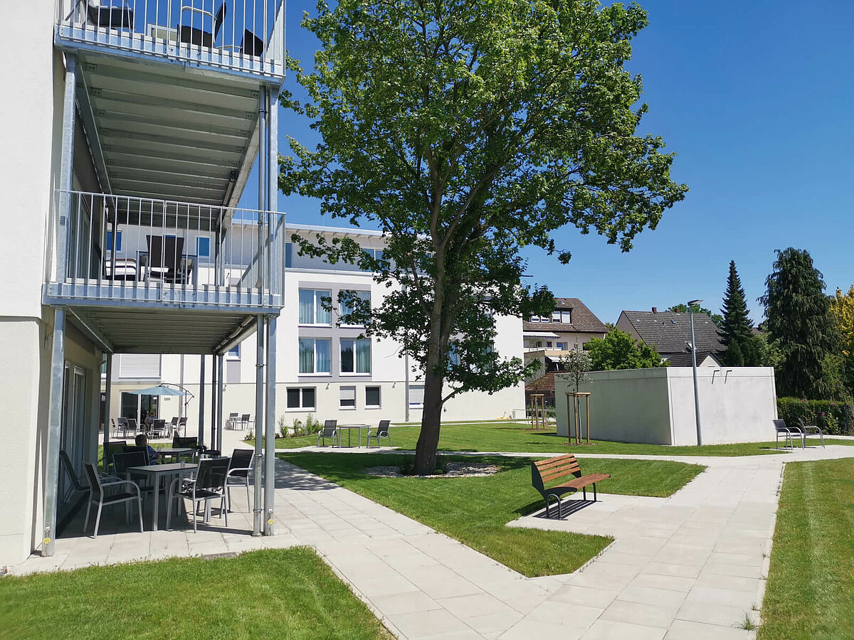 Garten im Sommer Sommertag im Garten der Alloheim Senioren-Residenz Lage