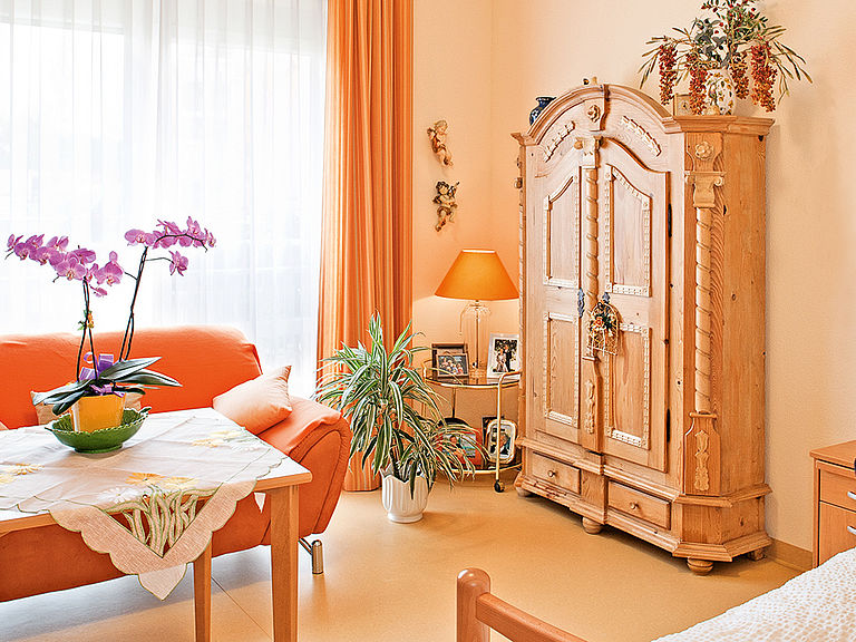 Eine heimische Atmosphaere im eigenen Zimmer im betreuten Wohnen