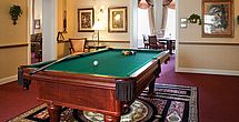 Geselliges Spiel im Billardzimmer im betreuten Wohnen Bonn