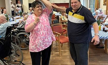 Bettina Böhm und Gerald Wiborny waren von den Hits begeistert und tanzten beim Oktoberfest im Kursana Domizil frohgelaunt.
