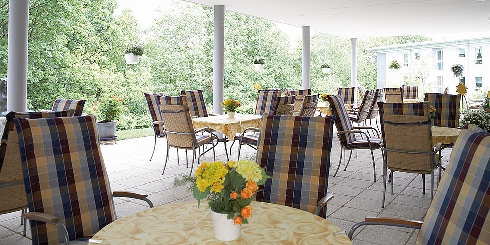 Frische Luft schnappen auf der Terrasse im Pflegeheim Siegen
