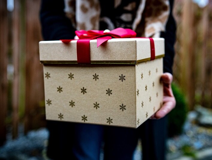 Wichteln gegen die Einsamkeit - Geschenkübergabe