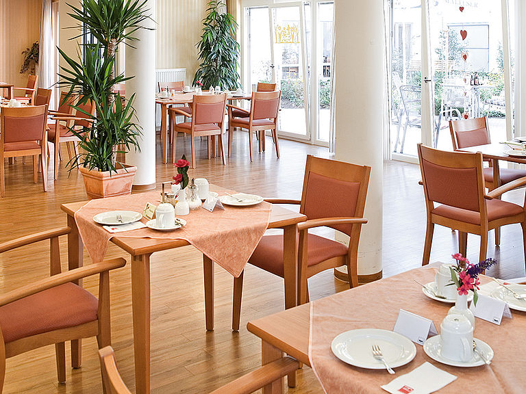 Das einladende und stilvolle Restaurant im Pflegeheim Vaihingen