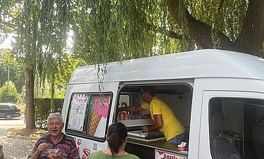 Ein Eiswagen besucht das Kursana Domizil Bobingen.