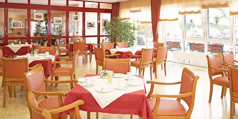 Das einladende und stilvolle Restaurant im Pflegeheim Diedorf