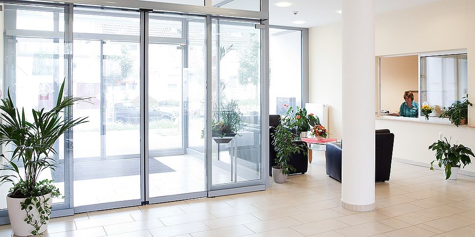 Wohnen Das schöne Foyer im Pflegeheim Guetersloh