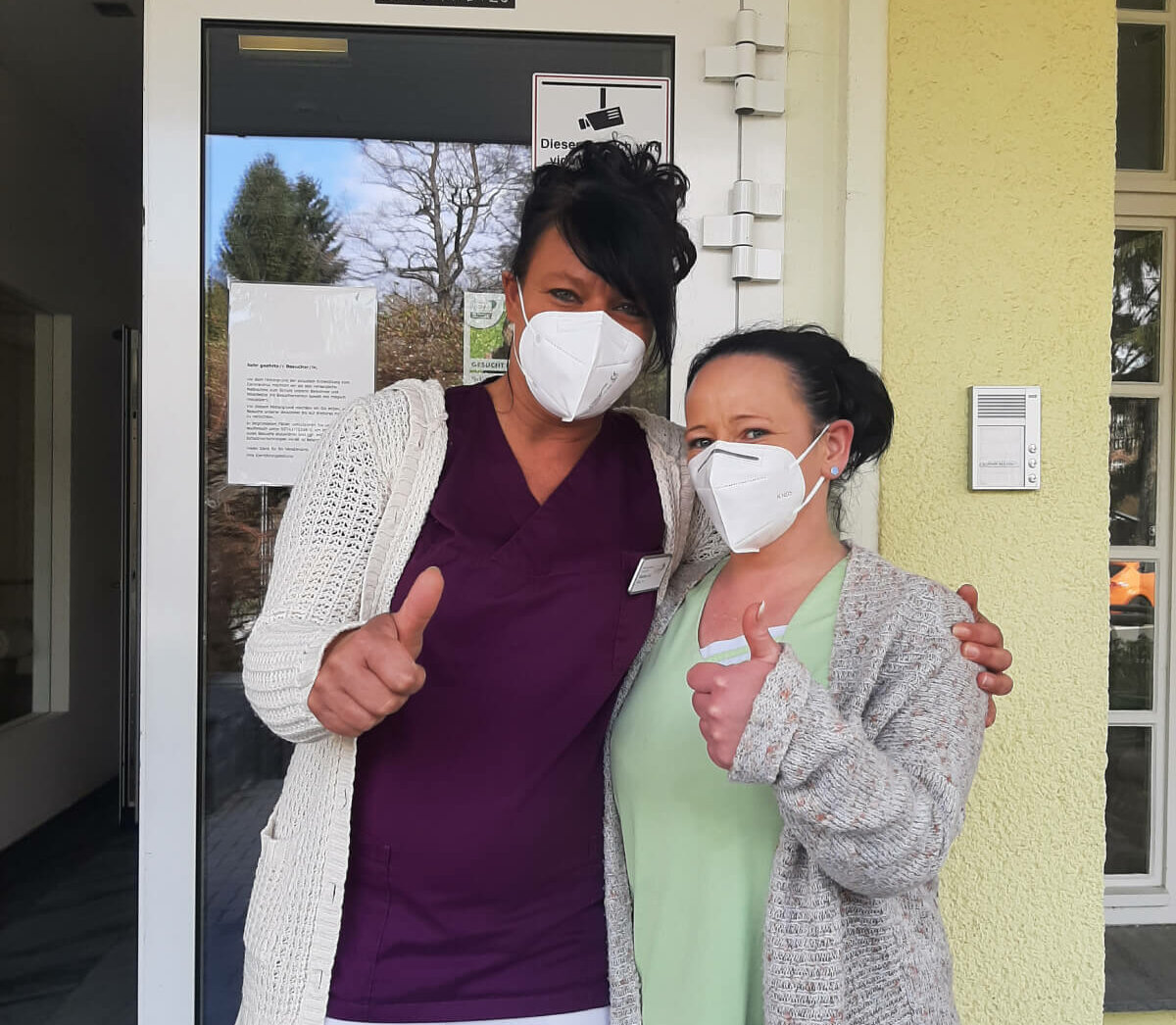 Wohnbereichsleiterin Sandra Lein mit ihrer Kollegin vor der Senioren-Residenz in Bad Elster