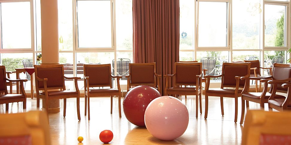 Verschiedene Gesundheits-Kurse im Therapieraum des Pflegeheims Schrobenhausen