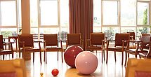 Verschiedene Gesundheits-Kurse im Therapieraum des Pflegeheims Schrobenhausen