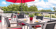Frische Luft schnappen auf der Terrasse im Pflegeheim Wöllstadt