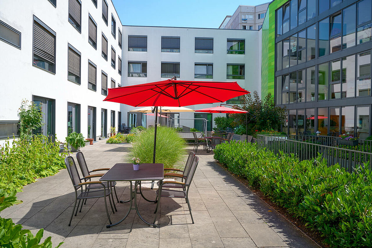 Große Terrasse im Innenhof
