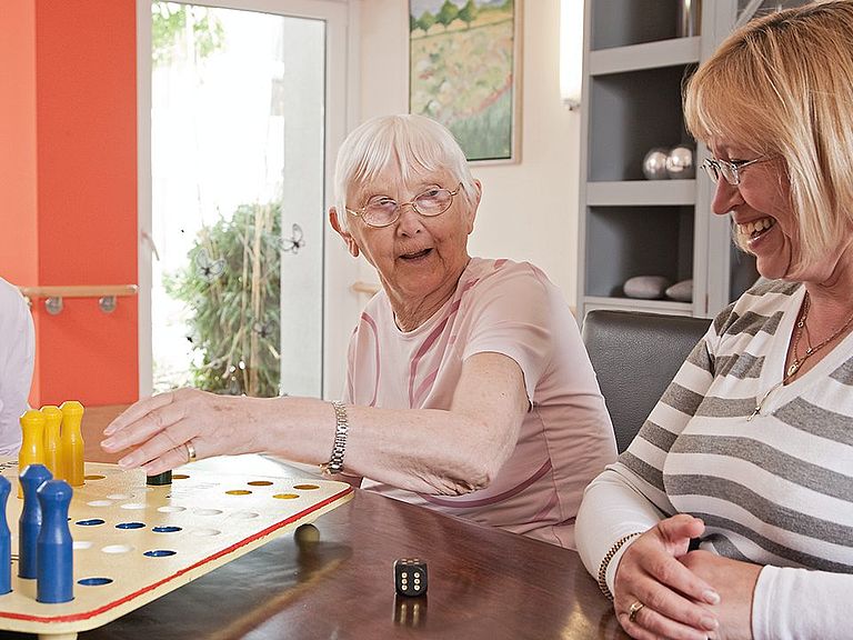 Unterhaltsame Gesellschaftsspiele im Kursana Pflegeheim Straelen