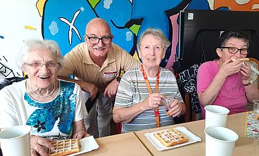 Mittendrin im Trubel: Gudrun Gericher (86, Foto v.l.), Anneliese Seiler (86) und Bärbel Zenner (66). Matthias Biedermann, Leiter der sozialen Betreuung vom Haus Ost, begleitete die Damen zusammen mit einer Kollegin aus der Betreuung sowie der Leitung der sozialen Betreuung vom Haus Höhenweg.
