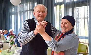 Bewohner Horst Tessnow forderte gern Mitarbeiterin Ludmila Gerojew zum Tanz auf.