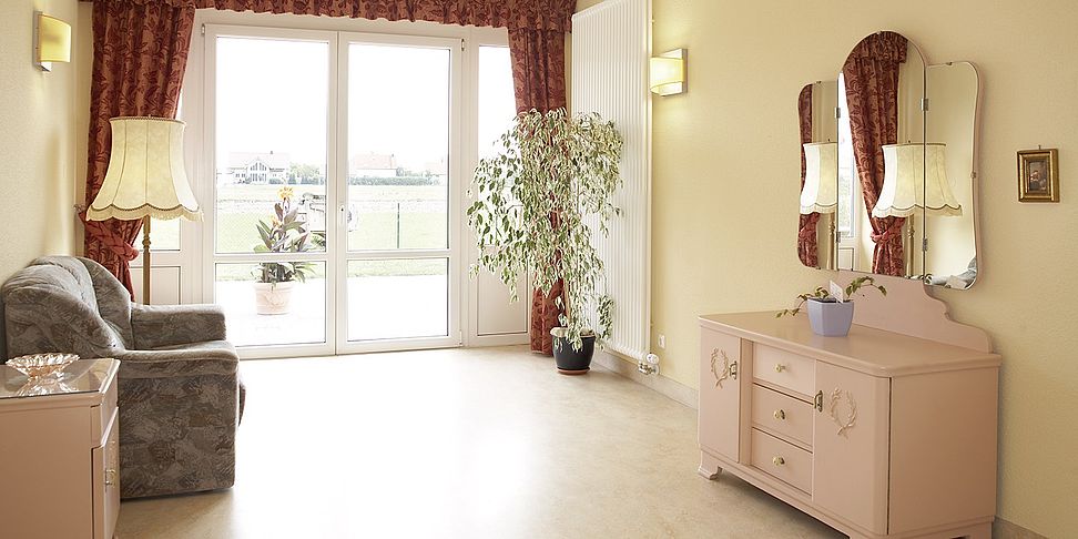 Wärme und Gemütlichkeit findet man in der Kaminecke des Pflegeheims Pilsting
