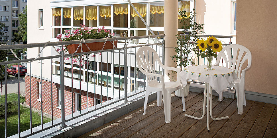Kaffee und Kuchen auf der Terrasse im betreuten Wohnen in Schwedt
