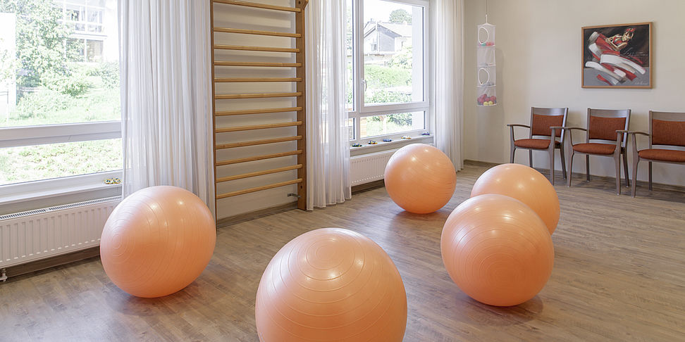 Verschiedene Gesundheits-Kurse im Therapieraum des Pflegeheims Kürten.