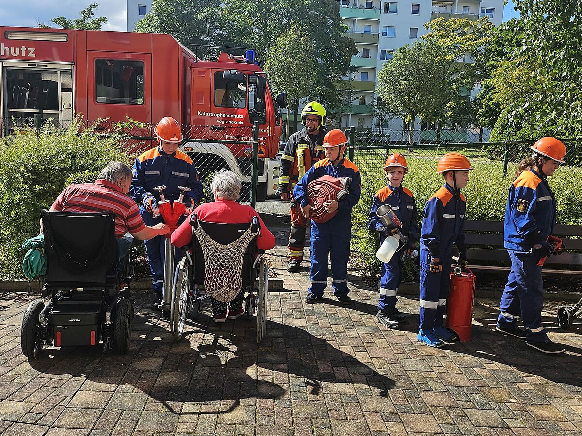 Jugendfeuerwehr kommt uns in der Alloheim Seniorenresidenz besuchen