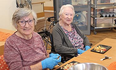Wie in alten Zeiten: Bei der Apfelwoche waren die Senioren im Kursana Domizil kreativ und haben aus Äpfeln Mus, Gelee, Kuchen, Muffins und Bowle hergestellt.