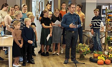 Zum Erntedankfest im Kursana Domizil hatte die Evangeliums-Christen-Baptistengemeinde Büdingen den Tisch mit allerlei Früchten der Wiesen und Felder reichlich gedeckt.

