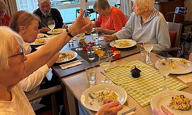 In fröhlicher Runde wurde gegessen, getrunken, erzählt und gelacht.