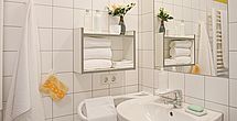 Zimmereigene Komfortbaeder im Pflegeheim Bruchkoebel