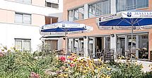 Kaffee und Kuchen auf der Terrasse im betreuten Wohnen in Vaihingen.