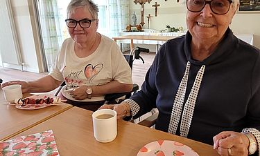 Die Senioren im Kursana Domizil ließen sich leckere Erdbeer-Kreationen – hier mit Marshmallows – schmecken.