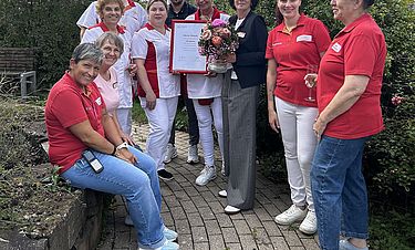 Seit zehn Jahren im Kursana-Team: Marion Znoyek (mitte, mit Urkunde).