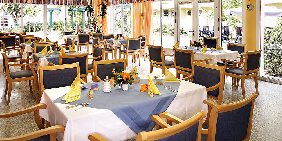 Das einladende und stilvolle Restaurant im Pflegeheim Eisenhuettenstadt