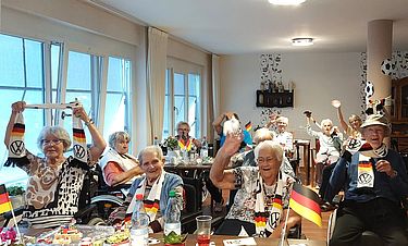 Mit Freude verfolgen die Bewohnerinnen und Bewohner das erste WM-Spiel der Nationalelf. 
