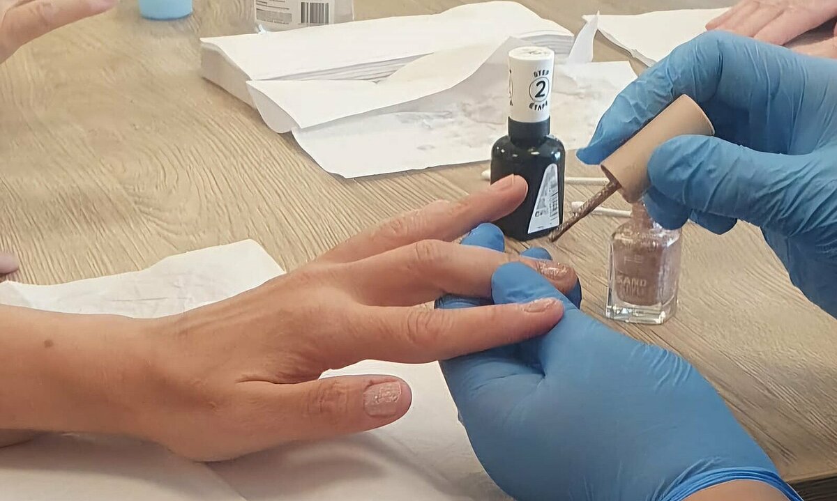 Nägel lackieren am Spa Tag.