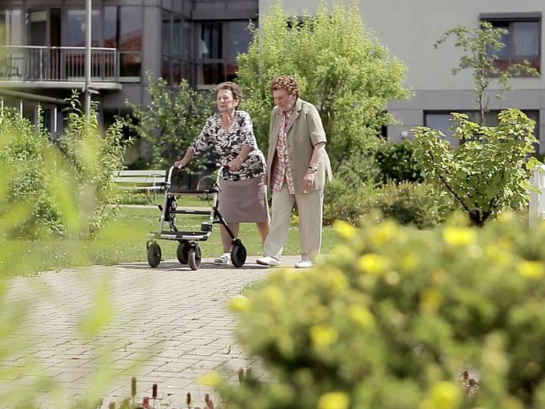 Ein Spaziergang im wunderschönen Garten des Kursana Pflegeheims