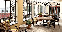 Die sonnige Terrasse im geschuetzten Demenzbereich im betreuten Wohnen Koenigstein