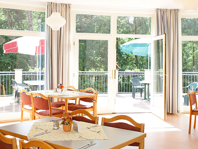 Das einladende, lichtdurchflutete Restaurant im Pflegeheim Rastow - Haus Pulverhof